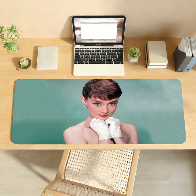 Großes XXL Gaming Mousepad mit Audrey Hepburn Motiv in Multicolour, rutschfeste Schreibtischunterlage aus Gummi für PC und Laptop - Bild 1