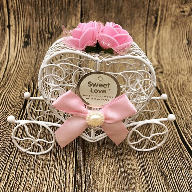 Romantische Kürbiskutsche aus Metall in Herzform als Geschenkbox für Pralinen und Süßigkeiten in Pink und Weiß im Shabby-Chic-Design - Bild 1