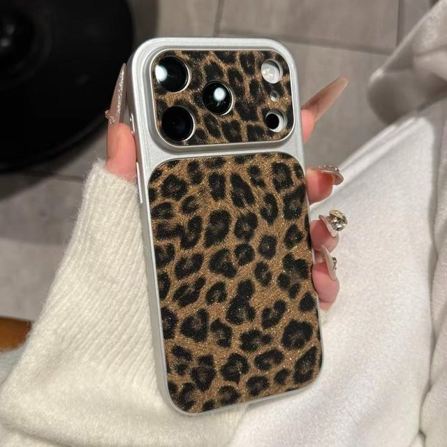 Stoßfeste iPhone Handyhülle mit Leopardenmuster von Market-5 in Braun für iPhone 13 bis iPhone 17 Pro Max - Bild 1