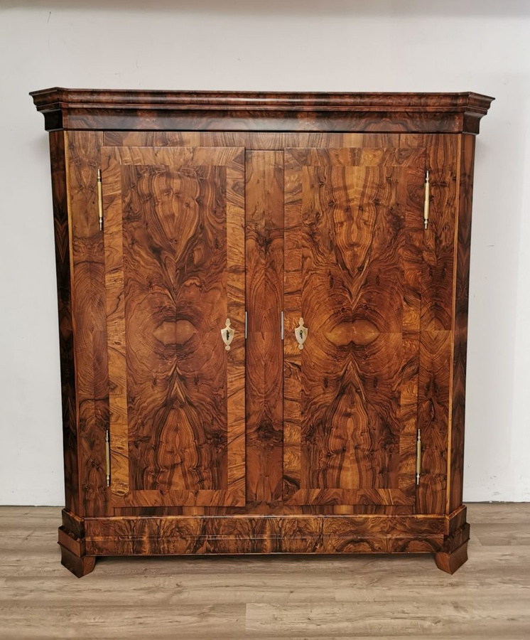 Biedermeier Schrank von Antikhof Brück, Nussbaum furniert, Braun, B/T/H: 202 x 62 x 190 cm - Bild 1