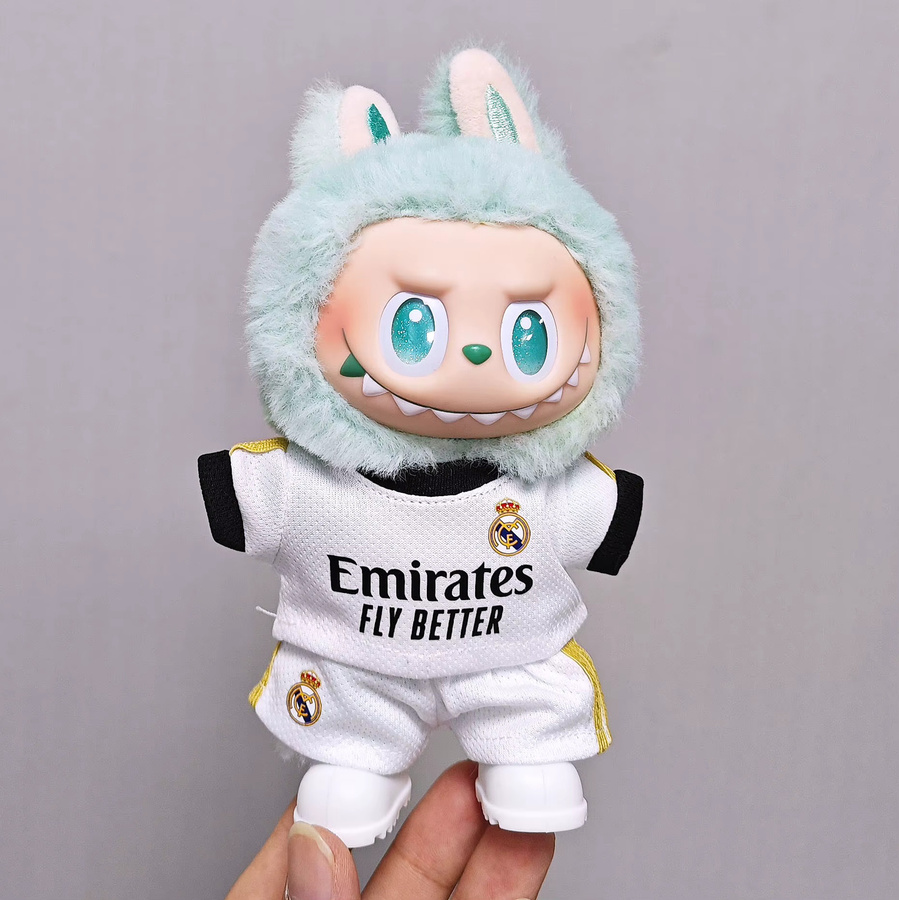 XMWL Labubu Select Puppenkleidung Set in Blau und Weiß mit Fußballtrikot und Schuhen für Puppen von 15 cm bis 17 cm - Bild 1