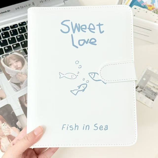 Koreanisches Fischkartenalbum A5 in Weiß mit niedlichem Cartoon-Design, Magnetverschluss und nachfüllbaren Seiten - Bild 1