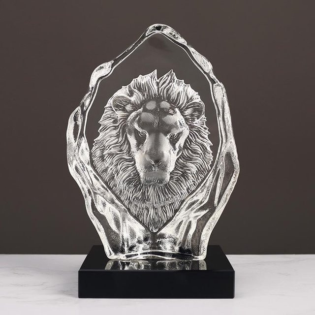 Premium Löwenkopf Ornament aus Glas in Transparent als luxuriöse Tischdekoration für dein Wohnzimmer oder Büro - Bild 1