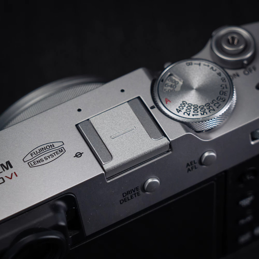 Metallische Kamera-Blitzschuhabdeckung in Gold für Fujifilm XS10 XM5 XE4 XT5 XT30II XH2S XA7 X100VI XT50 als staubdichter Blitzschuhschutz - Bild 2
