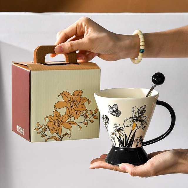 Retro Keramiktasse mit Löffel in Beige, Floral Design, 320 ml - Bild 1