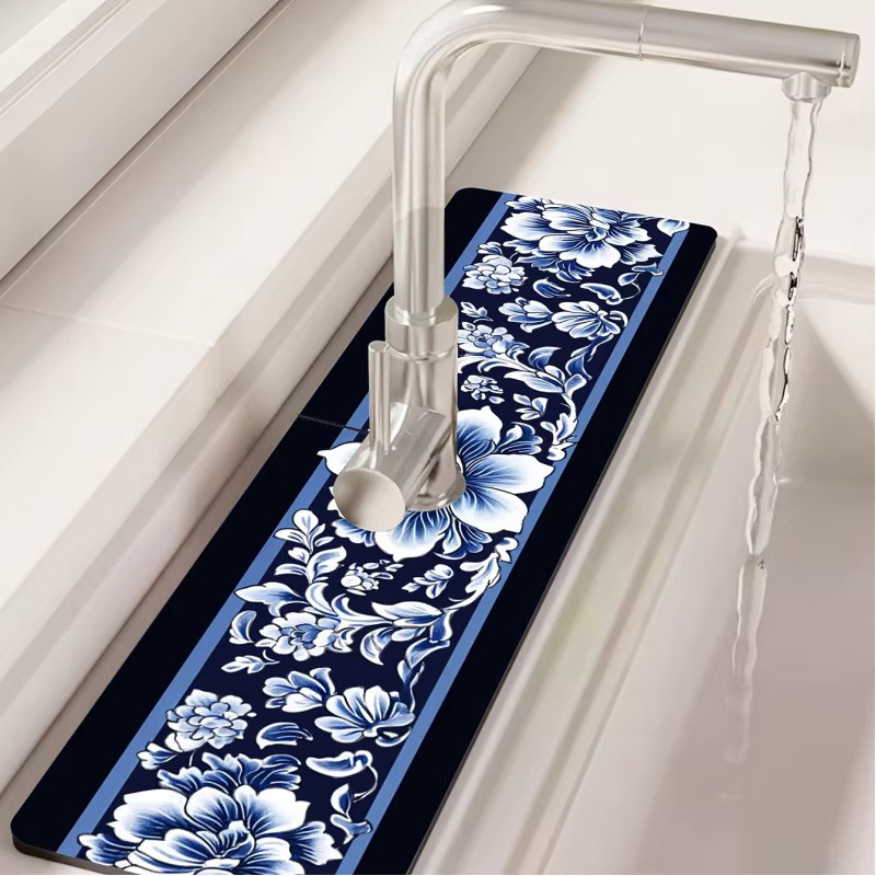 VIKAMA Abtropfmatte im blau-weißen Porzellan-Design, rutschfeste und schnelltrocknende Wasserfangmatte für deine Arbeitsplatte, B/T: 38,0 x 10,0 cm - Bild 3