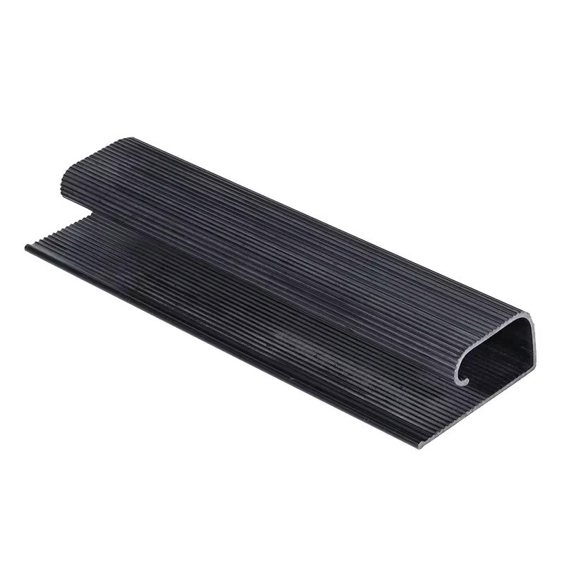 Schwarzer J-Kanal Kabelorganizer aus PVC für wasserdichtes Kabelmanagement unter dem Schreibtisch oder am TV-Hintergrund - Bild 3