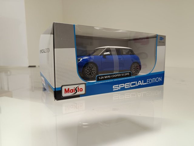 Maisto Mini Cooper SE Modellauto 1:24 blau Diecast Elektromobilität - Bild 1