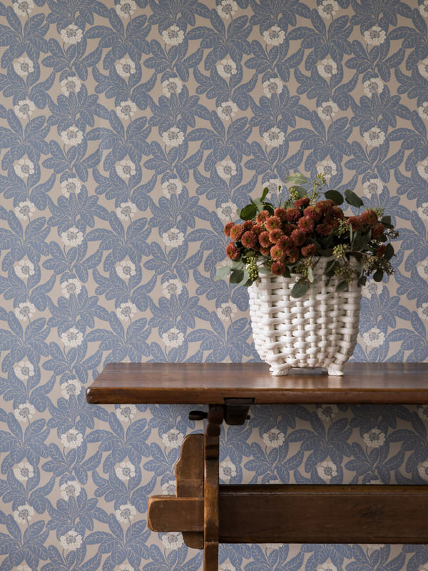 Von Brömssen Tapete Långelid Primula Faded Denim in Blau mit floralem und botanischem Design - Bild 3