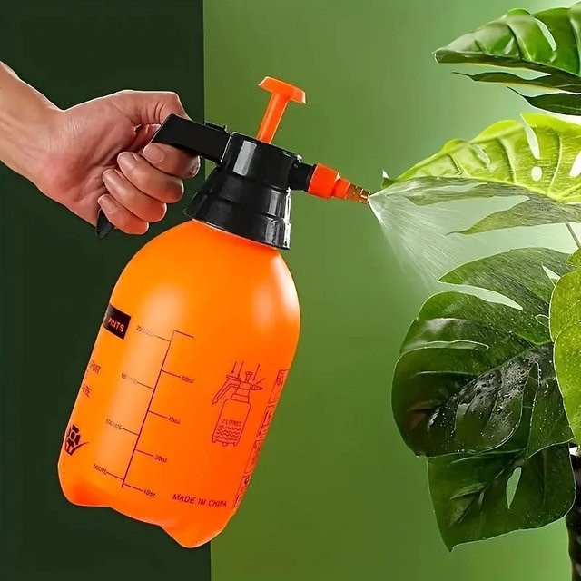 LUSQI Handdrucksprinkler in Orange als Gartensprinkler und Sprühflasche mit Luftkompressionspumpe - Bild 1