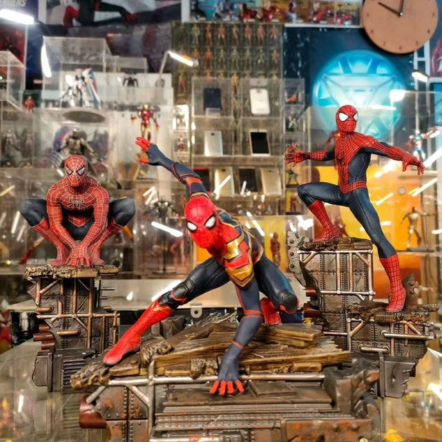 Hot Toys Spider Man Figur im Yamaguchi Style aus der Avengers Serie - Bild 1