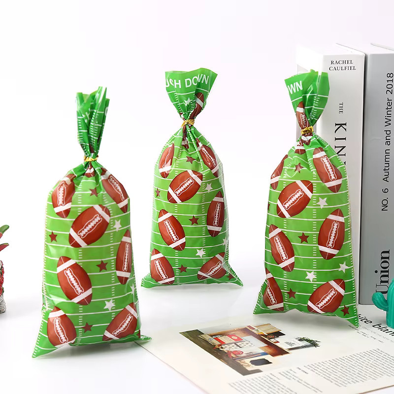 50 Stück Rugby Geschenkbeutel aus Kunststoff in Grün für Süßigkeiten und Popcorn mit Kordelzug - Bild 3