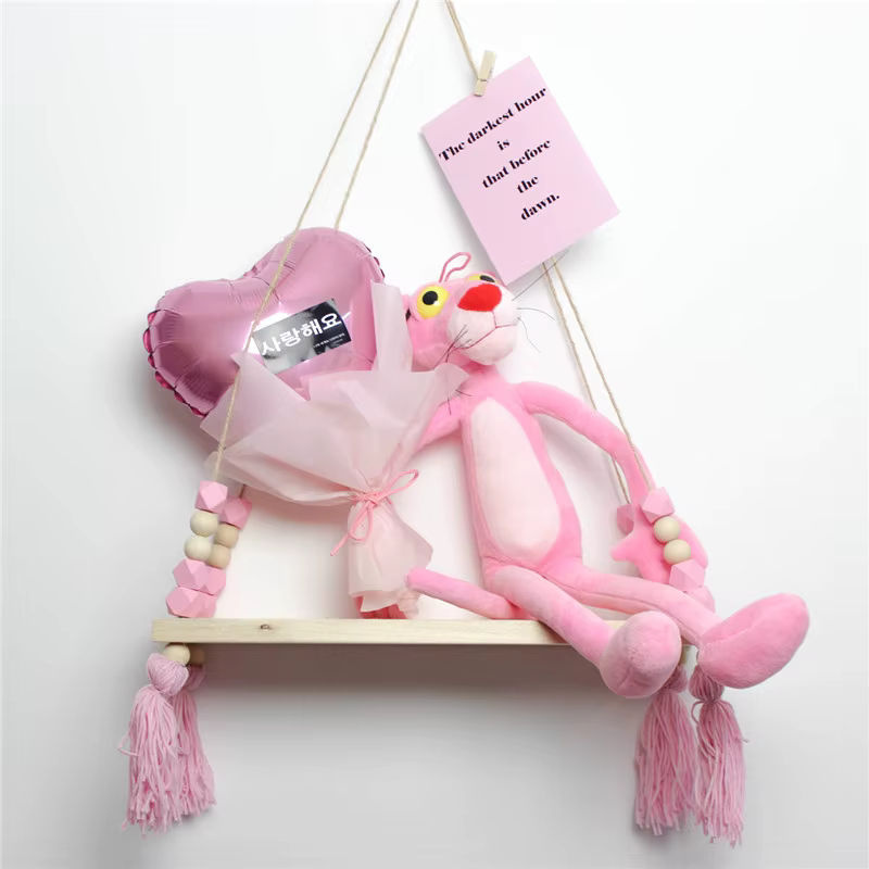 Hängendes Makramee-Wandregal in Rosa im Bohemian-Stil aus Holz und Textil für das Kinderzimmer - Bild 2