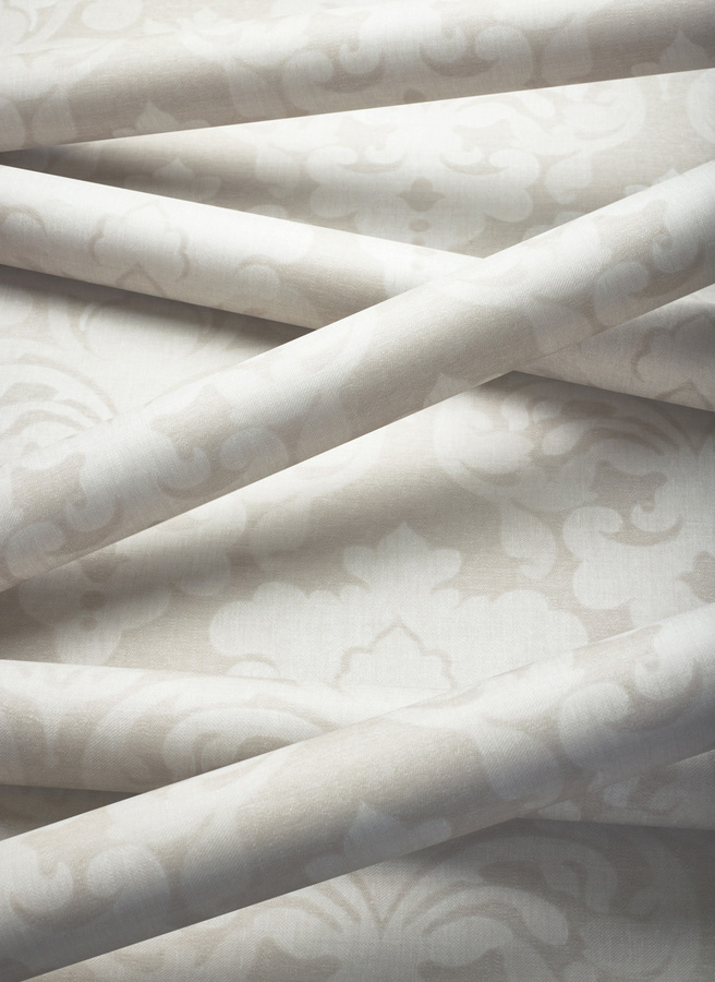 Anna French Tapete Darcey Damask in Flax mit klassischem Damast-Muster in Beige und Grau - Bild 2