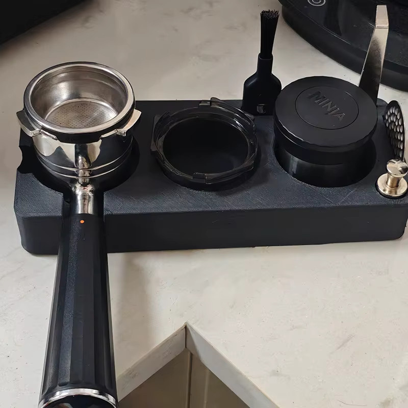 JUSTINLAU Espresso-Zubehörhalter in Schwarz als multifunktionaler Ständer für Tamper-Matten, Siebträger und Kaffeewerkzeuge - Bild 1