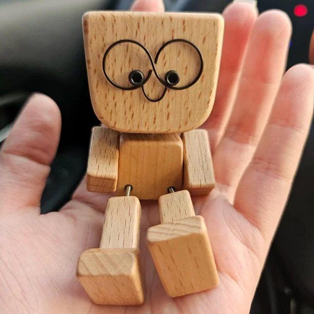 Holzmann Dekofigur aus Holz mit schüttelnden Beinen für die Desktop-Dekoration oder das Armaturenbrett im Auto - Bild 1