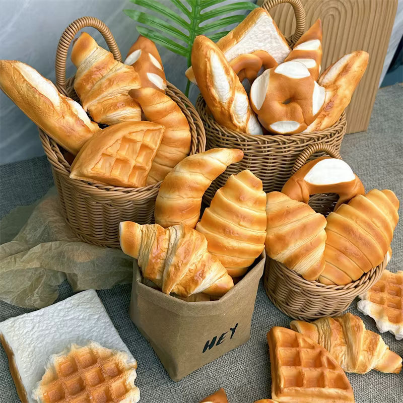 Realistische belgische Waffel als künstliches Modell aus PU-Schaum in Gold, elastische Requisite - Bild 3