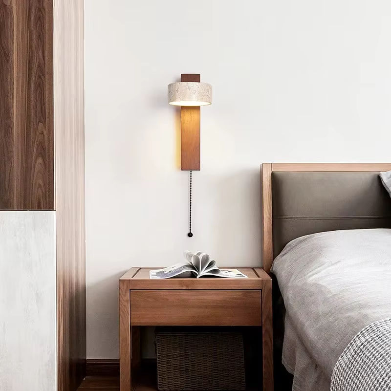 Homestay Nachttischlampe aus Holz in Walnuss und Beige mit LED-Warmweiß, drehbar und mit Zugschalter - Bild 2