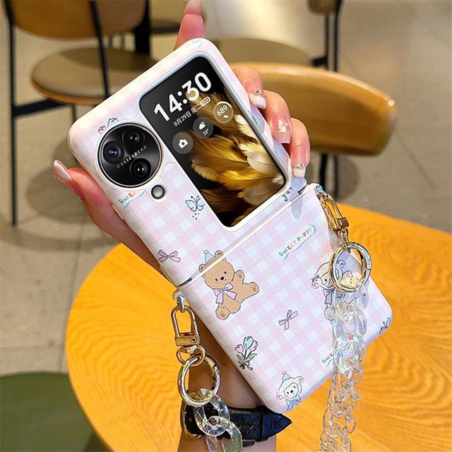 Handyhülle für Oppo Find N3 Flip und Oppo Find N2 Flip aus rosa Leder mit Gittermuster und glitzernder Kristallkette - Bild 1