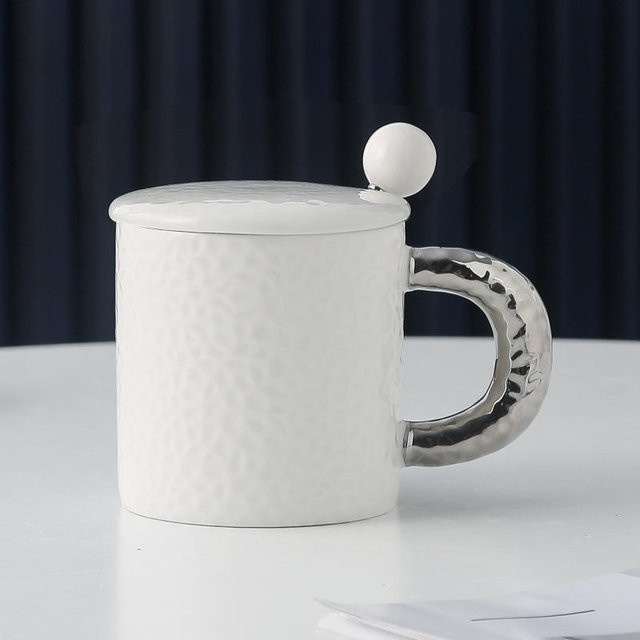 Yiran Furniture Keramiktasse mit Hammer Muster, Weiß, 400 ml, inklusive Deckel und Löffel - Bild 1
