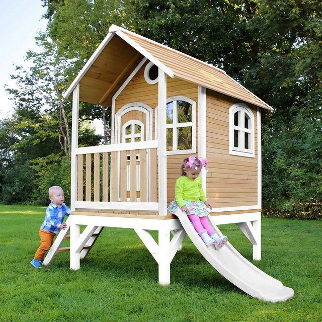 AXI Spielhaus Tom aus Hemlock- und Zypressenholz in Braun und Weiß mit Rutsche, B/T/H: 287 x 191 x 231 cm - Bild 1