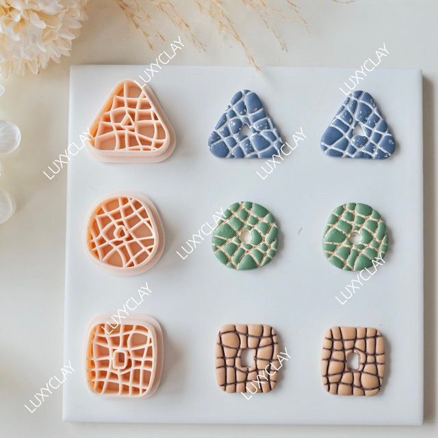 3er-Set geometrische Polymer-Tonformen in Multicolour für die Herstellung von Ohrringen und Schmuck mit abgerundeten Dreiecks-, Quadrat- und Kreisförmigen sowie unregelmäßigen Streifenmustern - Bild 1