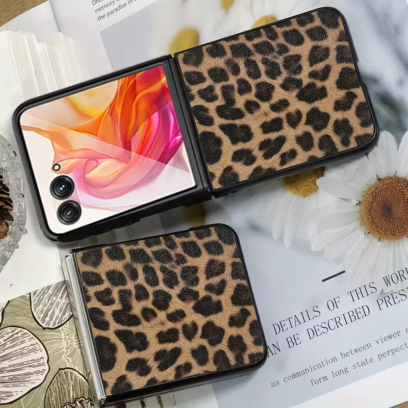 Motorola Moto Razr 50 und Razr 60 Ultra Handyhülle aus PU-Leder mit Leopardenmuster in Braun und Multicolour - Bild 4