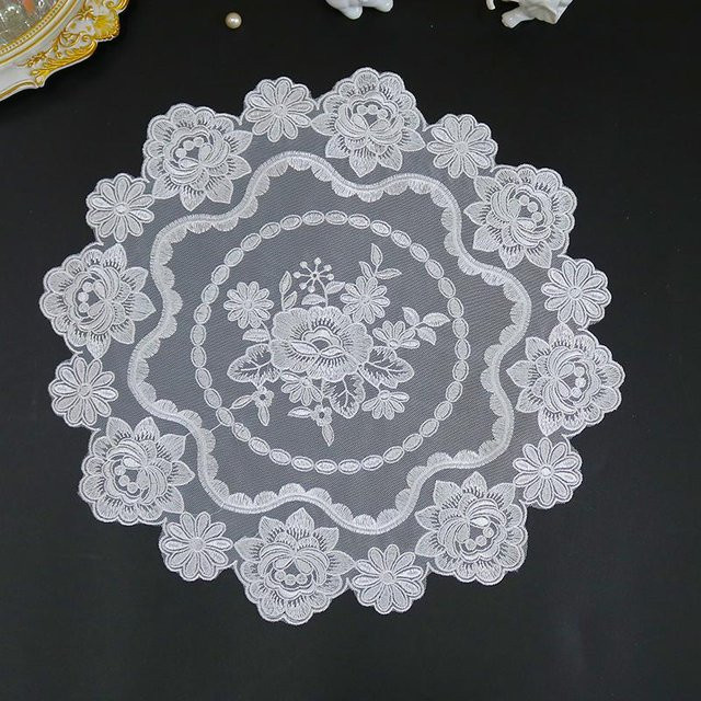 Runde Tischdecke von Yiran Furniture mit Gitter-Rosenblüten-Stickerei, Durchmesser: 40 cm - Bild 1
