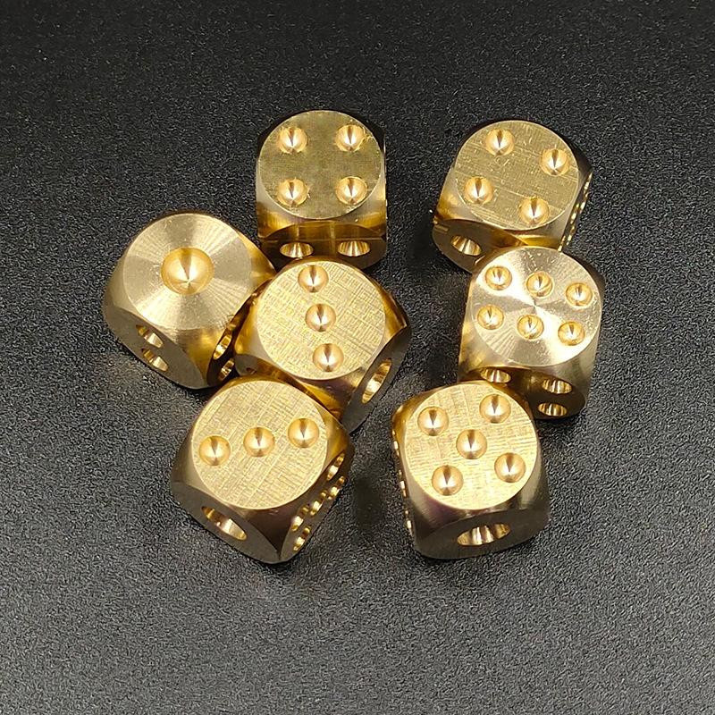 2 Stück handgefertigte Würfel aus reinem Kupfer in Gold, geometrische Metall-Ornamente für Schach- und Kartenspiele, Kantenlänge: 1,5 cm - Bild 3