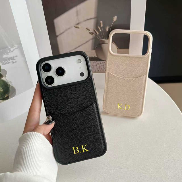 Personalisierte iPhone Einsatzkartenhülle aus luxuriösem PU-Leder mit Gold-Heißfolienprägung für Apple iPhone 12 bis 17 Pro Max Plus Air in Schwarz oder Gold - Bild 1