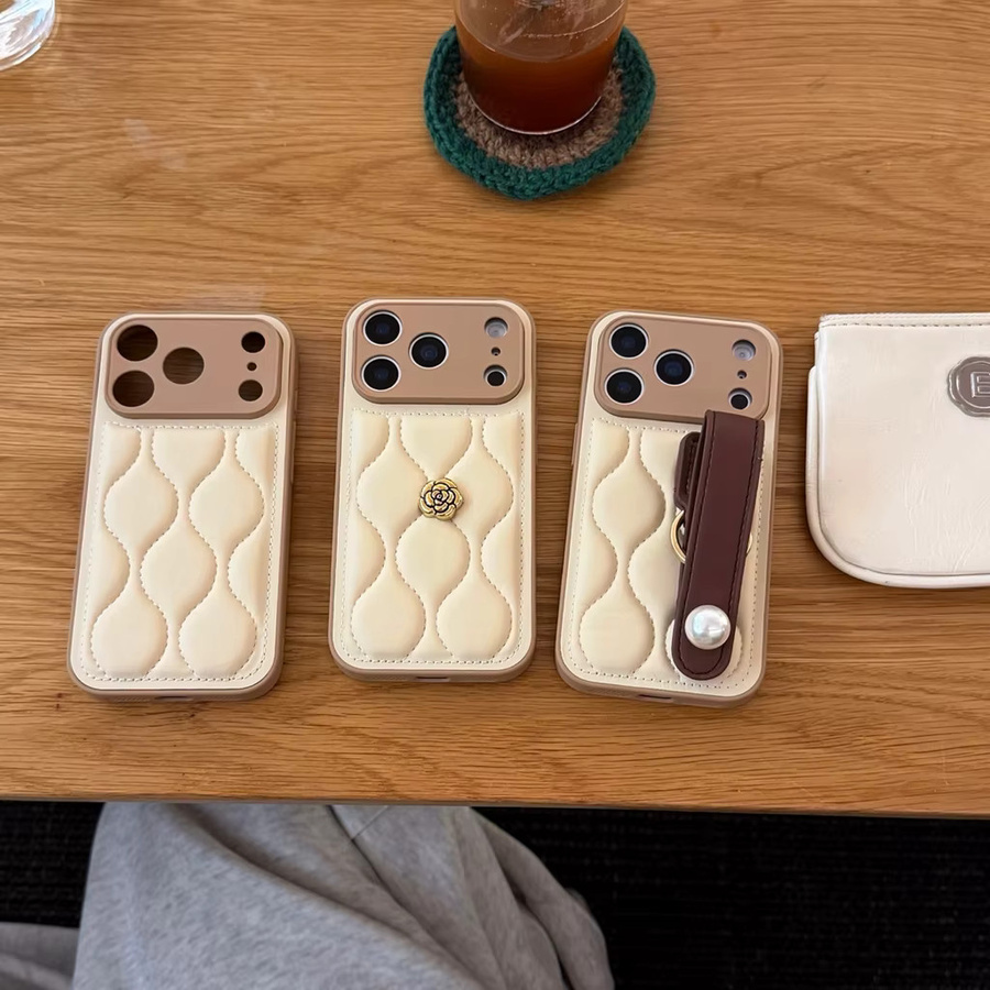 Stilvolle Handyhülle mit Wasserwellenmuster und Blumen-Perlen-Armband für iPhone 17, iPhone 16 und iPhone 15 Pro Max in Beige - Bild 2