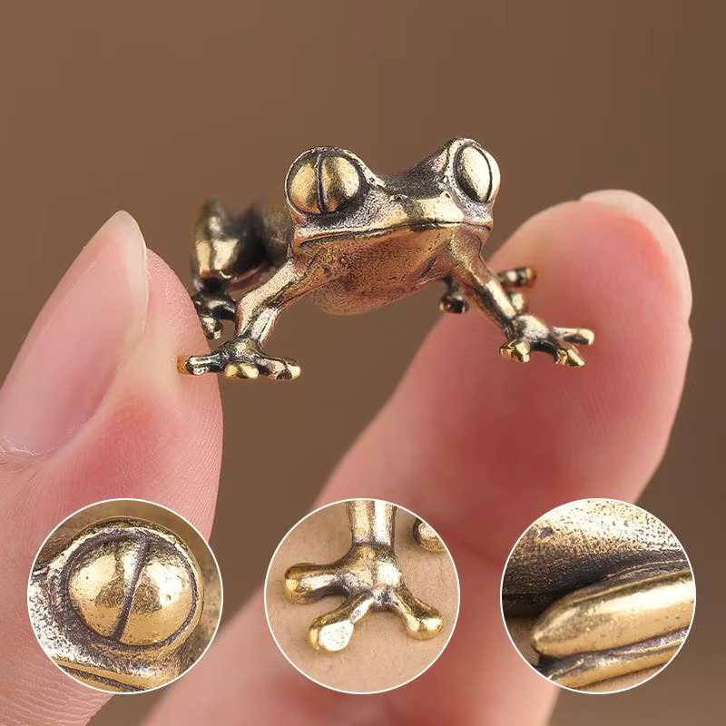 HOEXE Miniatur-Froschfigur aus Messing in Gold im Retro-Stil als dekoratives Ornament für Schreibtisch und Teezeremonie - Bild 1