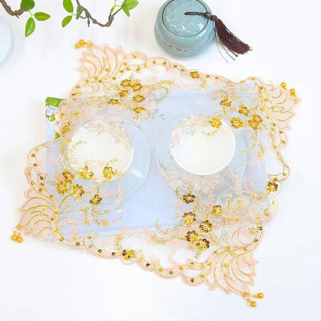 Yiran Furniture Tischdecke mit goldener Perlen-Blumenstickerei in Beige, quadratisch, Breite: 38 cm - Bild 1