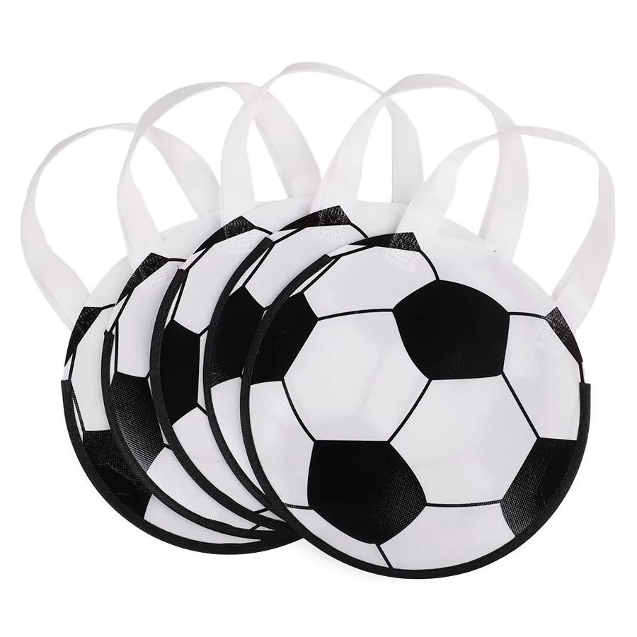 Runde Geschenktüten aus Vliesstoff mit Fußball-Motiv in Weiß für Geburtstagsfeiern und Partys, 6 oder 12 Stück - Bild 2