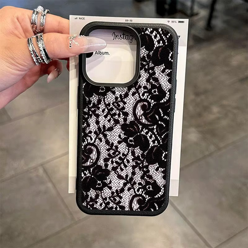 Handyhülle mit schwarzem Spitzenmuster und Lychee-Textur für Apple iPhone 17, 16, 15 Pro Max Plus Serien in Schwarz - Bild 2