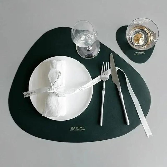 Hitzebeständiges und rutschfestes Tischset aus PU-Leder in Grün - Bild 1