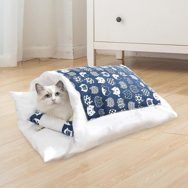 Japanisches Haustierbett Pet Products My als warmer Katzenschlafsack und Tiefschlafhöhle in Blau mit abnehmbarem Bezug und Kissen - Bild 1