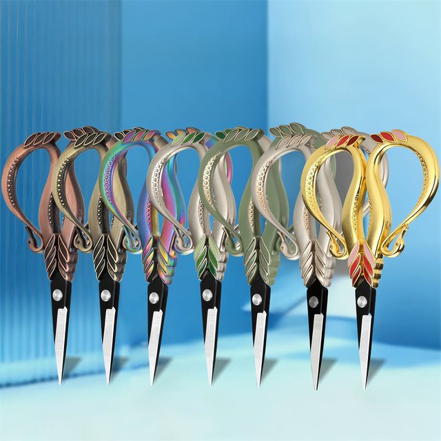Vintage Nähschere aus Edelstahl in Silber für Stickerei und Handwerk - Bild 1