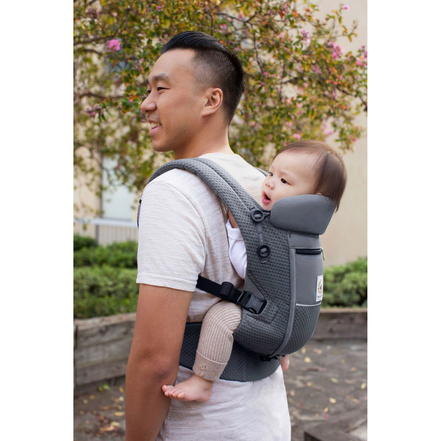 Ergobaby Adapt Soft Flex Mesh Babytrage in Grau mit reflektierenden Details und Mesh-Material - Bild 3