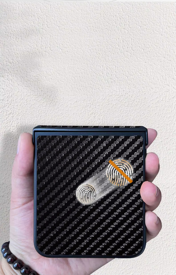 Luxuriöse Stoßfeste Handyhülle aus Leder mit Kohlefaser-Streifen für Motorola Razr 50, 60 und 70 Ultra in Schwarz - Bild 3
