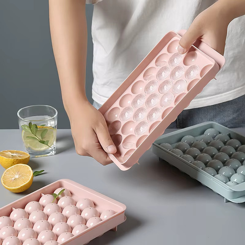 HUXUAN Eiswürfelform mit Deckel in Pink, 3D runde Eiswürfel Schale aus Kunststoff im Diamant-Stil für DIY Eisbälle - Bild 2