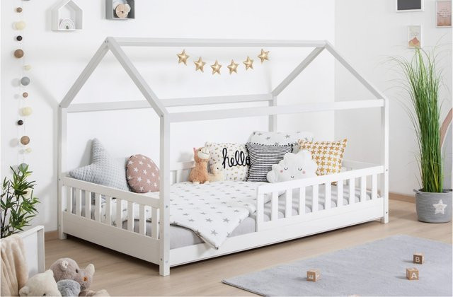 TiCAA Kinderbett Hausbett Kay aus Kiefer Massivholz in Weiß mit Rolllattenrost und variablem Rausfallschutz im Montessori-Stil - Bild 1