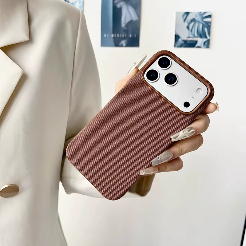Apple Techwoven Schutzhülle mit MagSafe für iPhone 17 Pro Max, iPhone 17 Pro und iPhone 17 in Blau und Braun - Bild 2