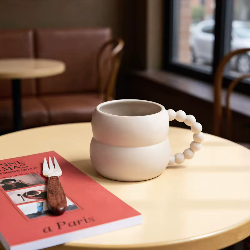 Keramik-Kaffeetasse aus Porzellan mit Kugelgriff in Beige mit mattierter Oberfläche und glasiertem Innenraum - Bild 3