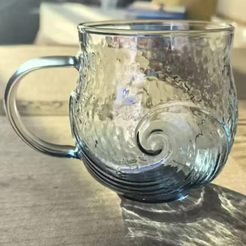 Handgefertigte Kaffeetasse aus Glas mit Meereswellen-Design in Blau - Bild 4
