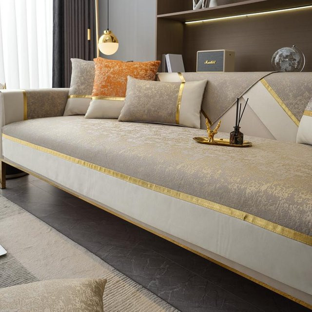 Rutschfester Chenille-Sofabezug mit goldenem Fadenrand für Ecksofas, L-Typ Schonbezug in Beige und Gold, B/T: 70 x 70 cm - Bild 1
