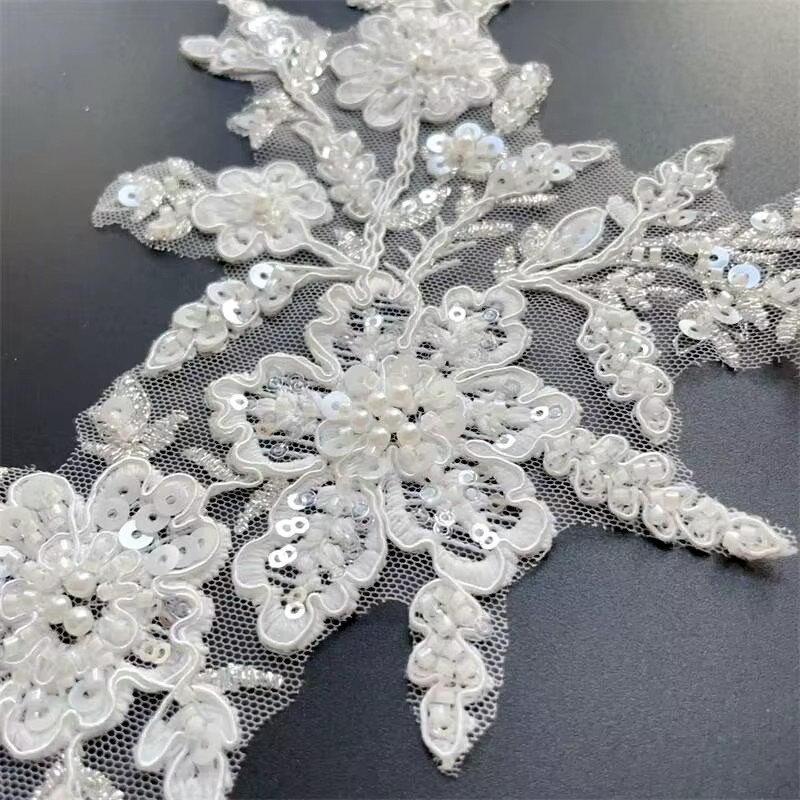 R SMEALE Paar weiße Blumen-Aufnäher mit Perlen-Pailletten und Spitze sowie Spiegel-Applikation für DIY-Hochzeitszubehör, Breite: 33,5 cm, Tiefe: 16 cm - Bild 4