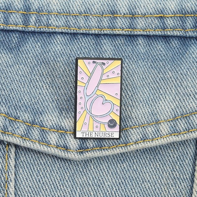 Emaille-Anstecknadel Krankenschwester-Tarot-Karte, Bunt, Unisex - Bild 1