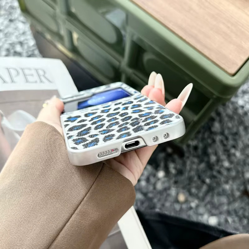 Schutzhülle aus PU-Leder mit Leopardenmuster und silbernem Rand für Samsung Galaxy Z Flip 7, 6, 5, 4, 3 in Weiß und Multicolour - Bild 5