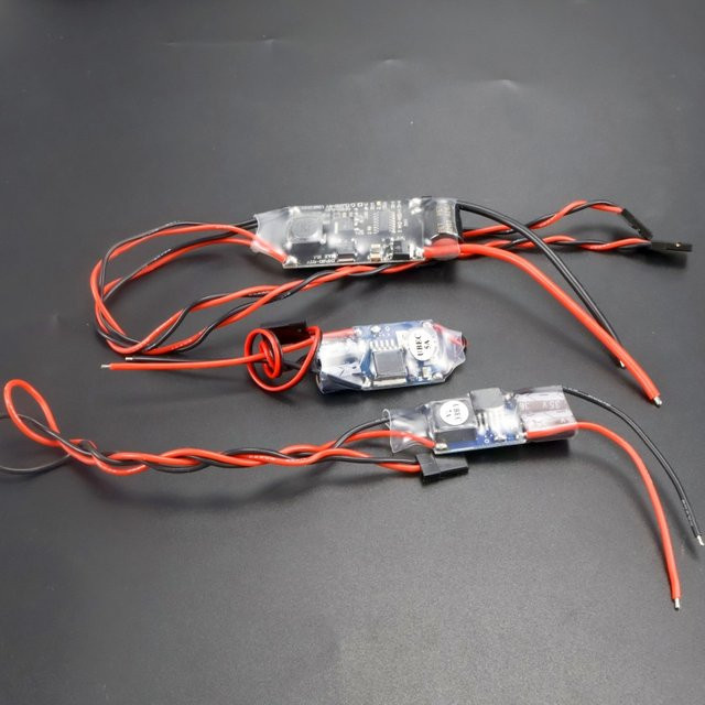 Externer UBEC Spannungsregler mit Anti-Interferenz-Unterstützung für RC-Flugzeuge, kompatibel mit 2S-12S, wählbar als 5A, 7A oder 15A - Bild 1